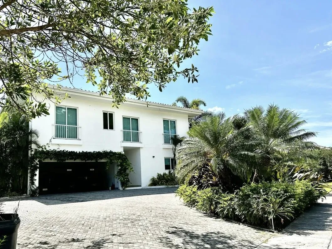 Venta de casa frente a la playa en Bijao