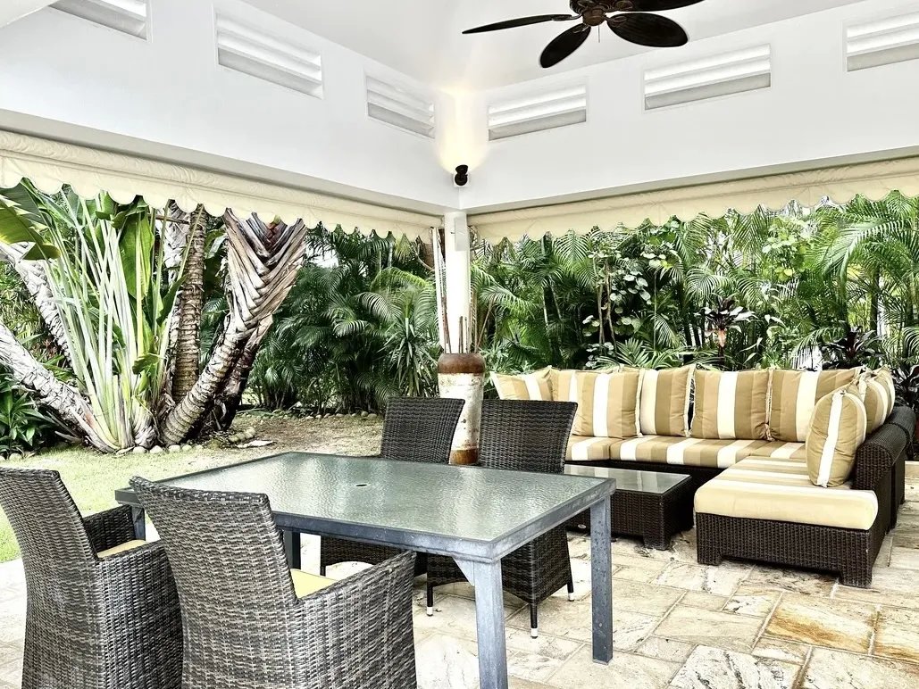 Venta de Villa con piscina y vista al mar en Bijao