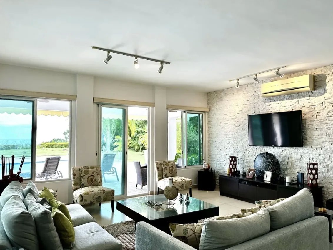 Venta de Villa con piscina y vista al mar en Bijao