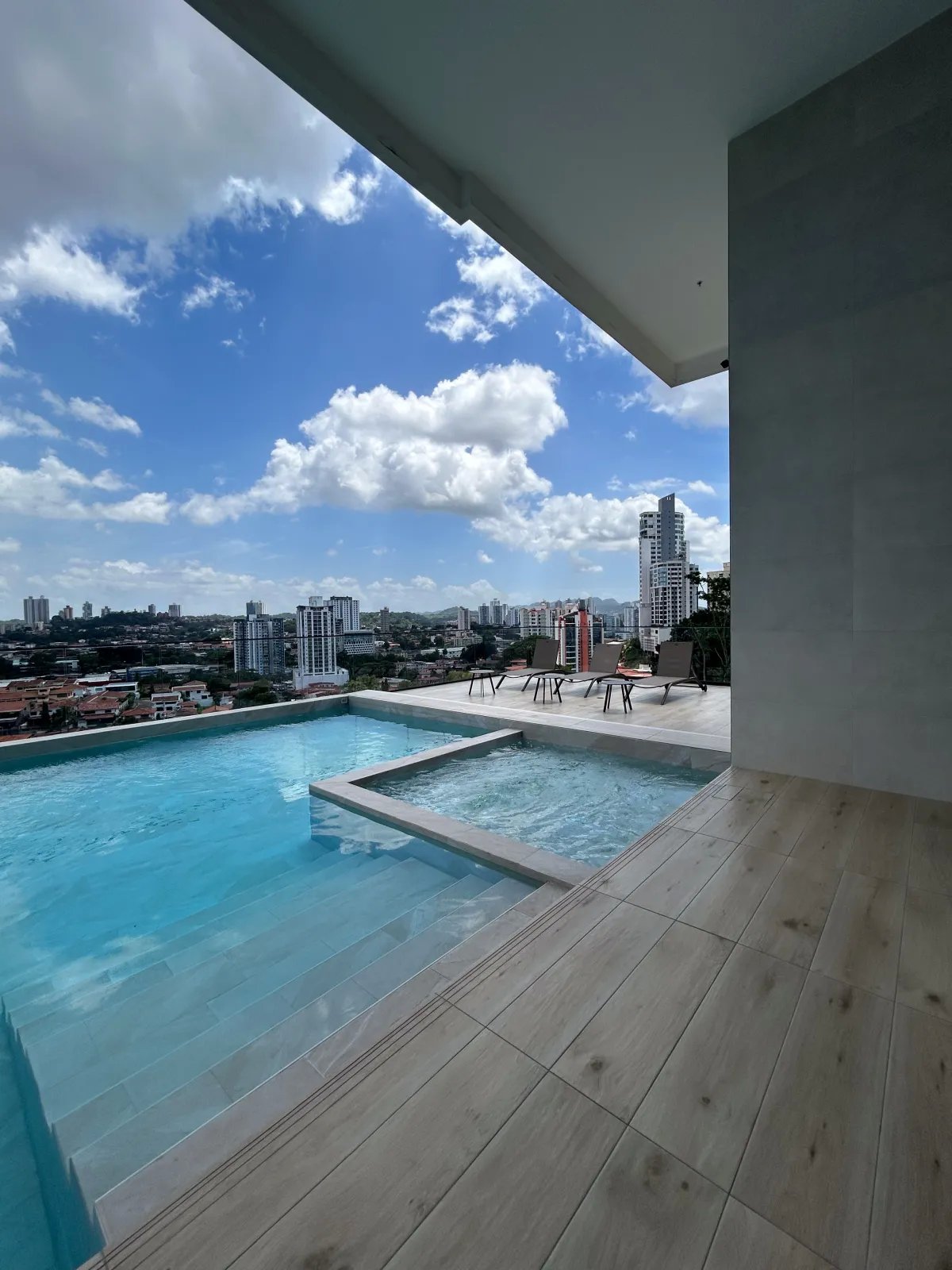 Apartment For Sale in Avenida 3 1/2 Norte