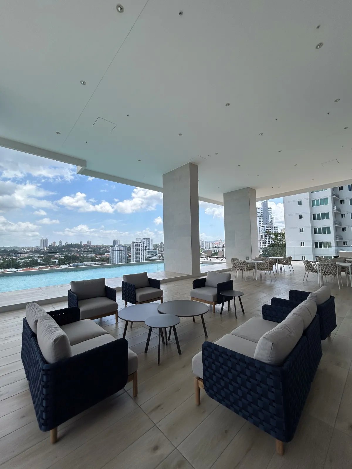 Apartment For Sale in Avenida 3 1/2 Norte