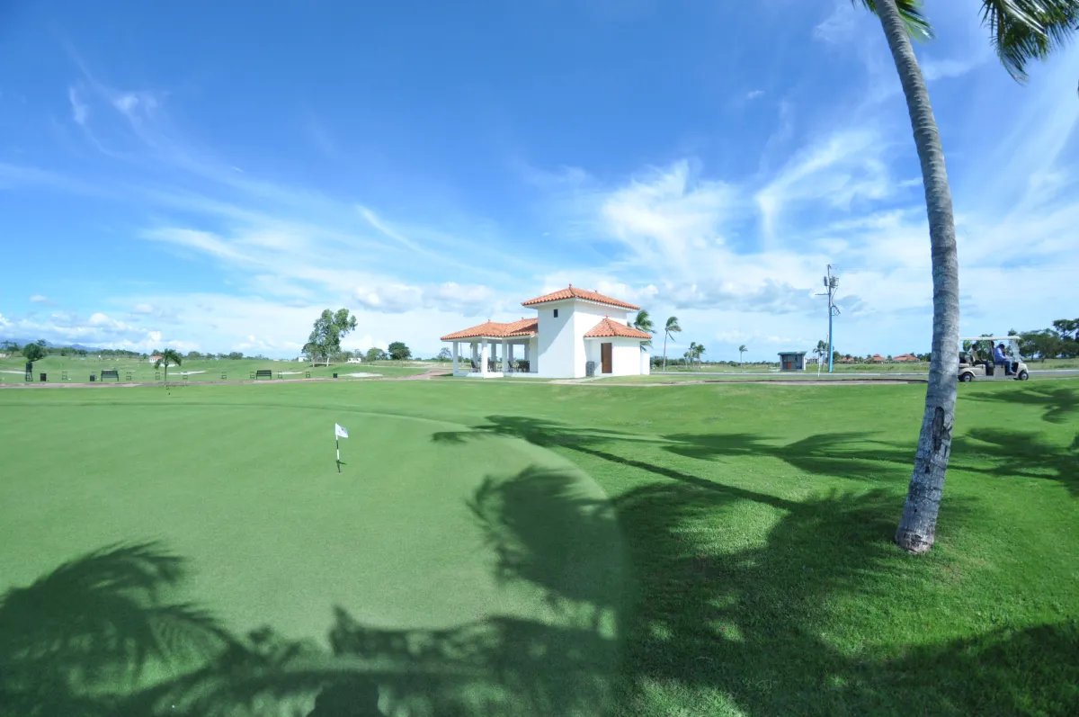 Amplio Apartamento de 3 Recámaras y Gran Balcón, Vista Mar San Carlos