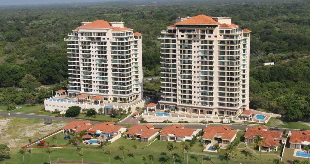 Amplio Apartamento de 3 Recámaras con Gran Balcón, Vista Mar San Carlos