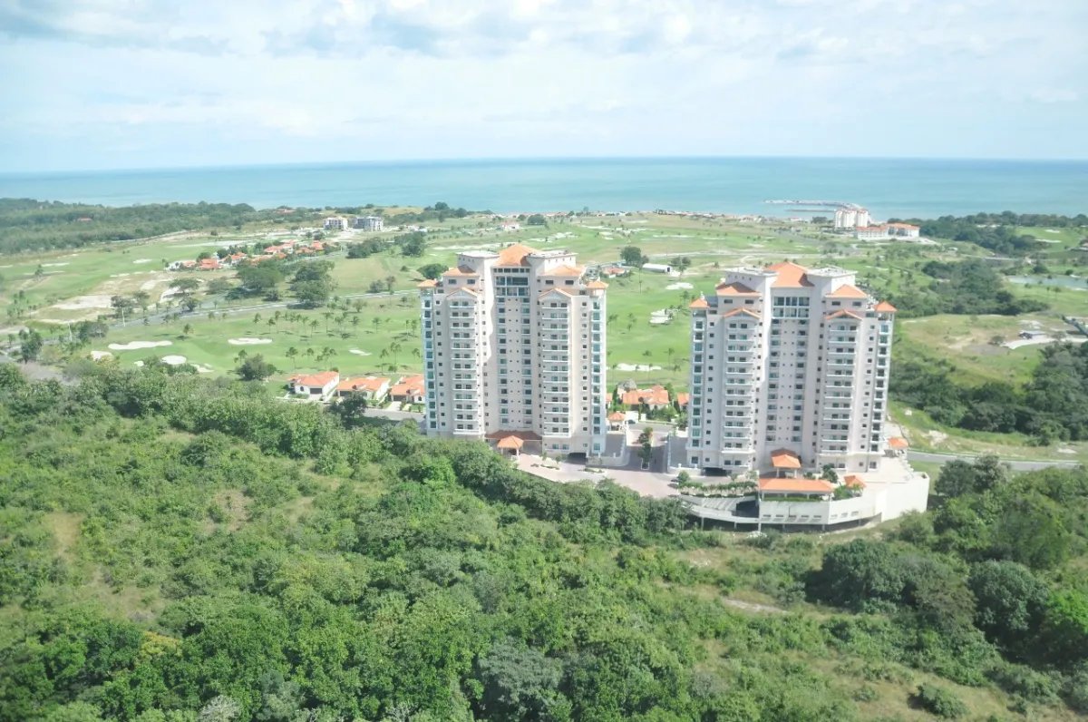 Amplio Apartamento de 3 Recámaras con Gran Balcón, Vista Mar San Carlos