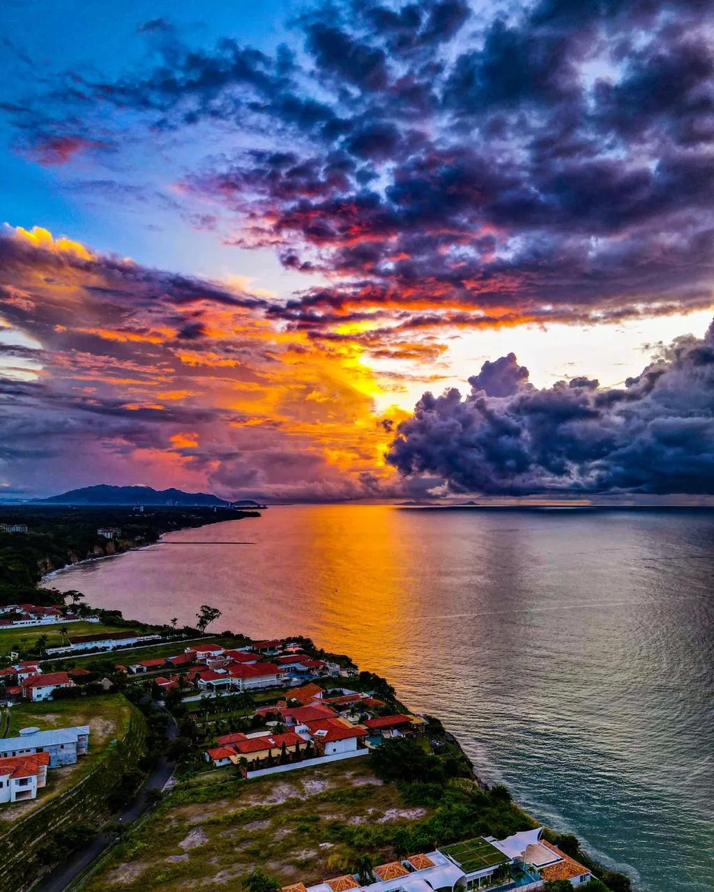 Amplio Apartamento de 3 Recámaras con Gran Balcón, Vista Mar San Carlos