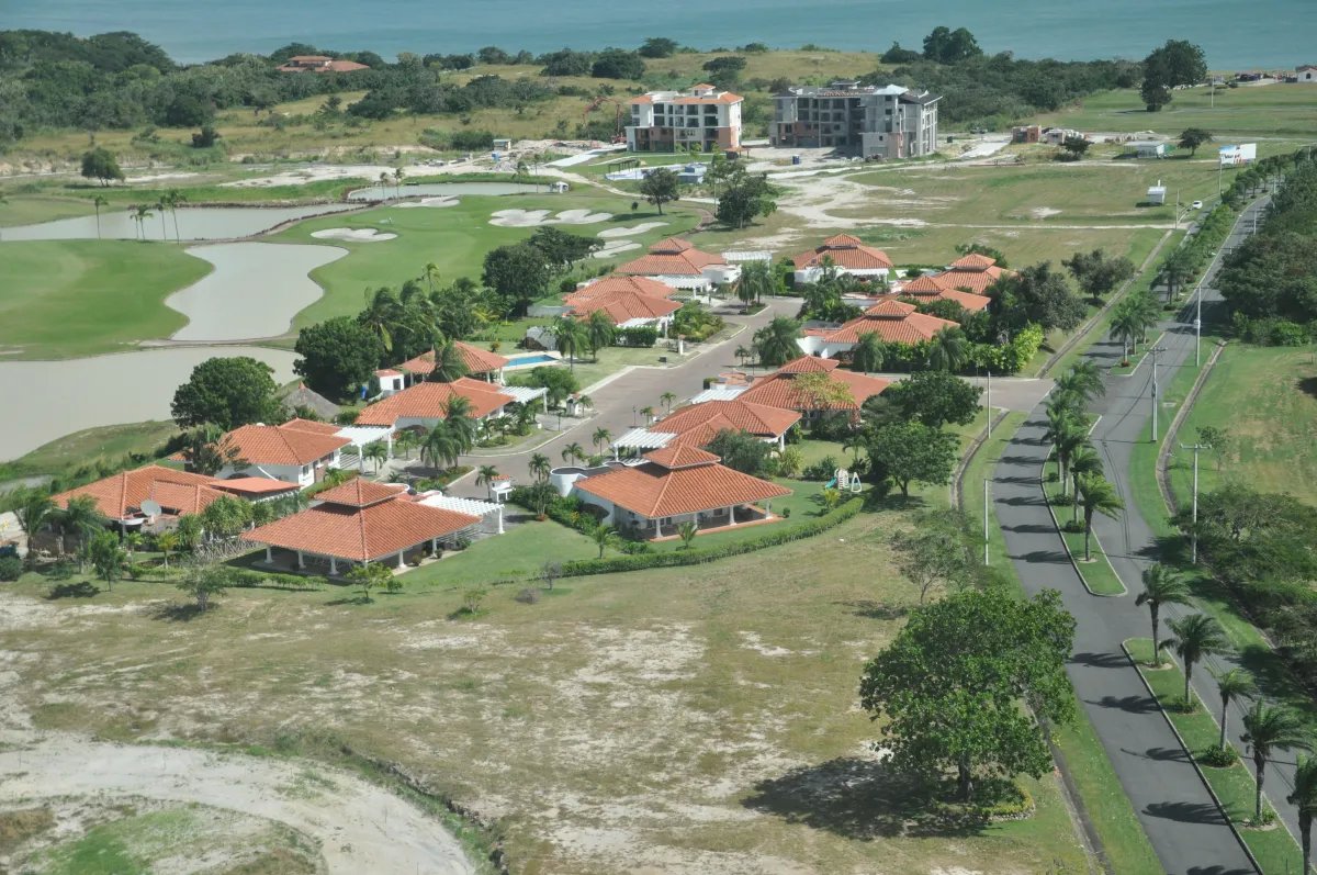 Amplio Apartamento de 3 Recámaras con Gran Balcón, Vista Mar San Carlos