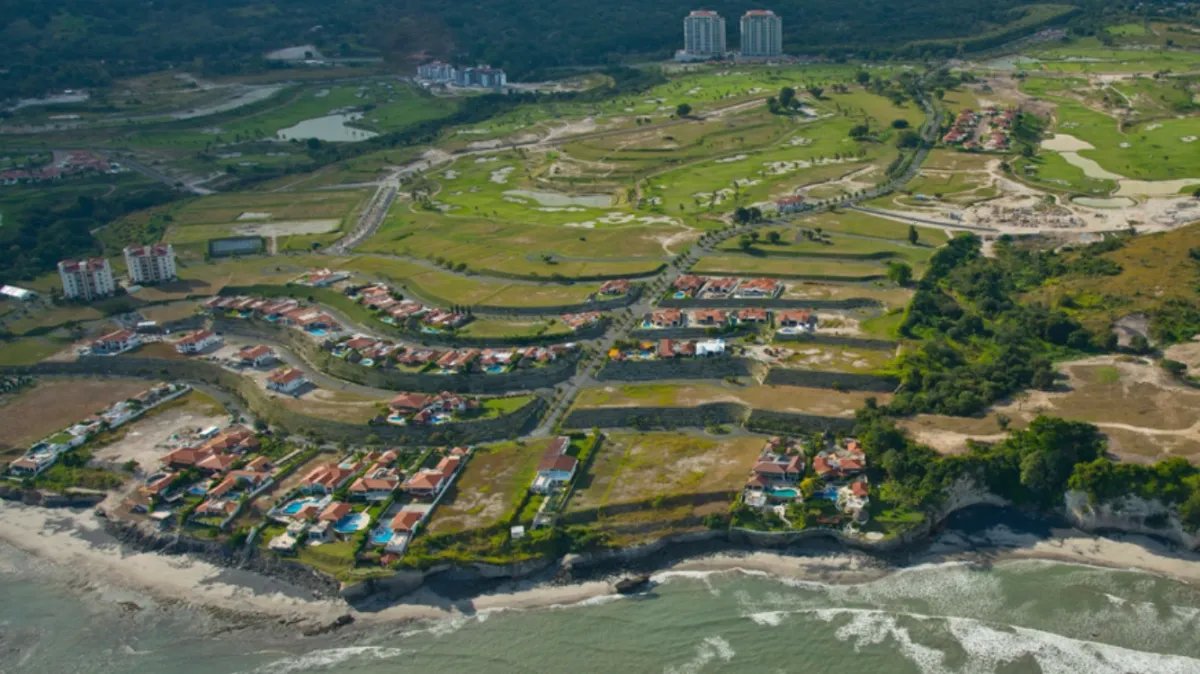 Amplio Apartamento de 3 Recámaras con Gran Balcón, Vista Mar San Carlos