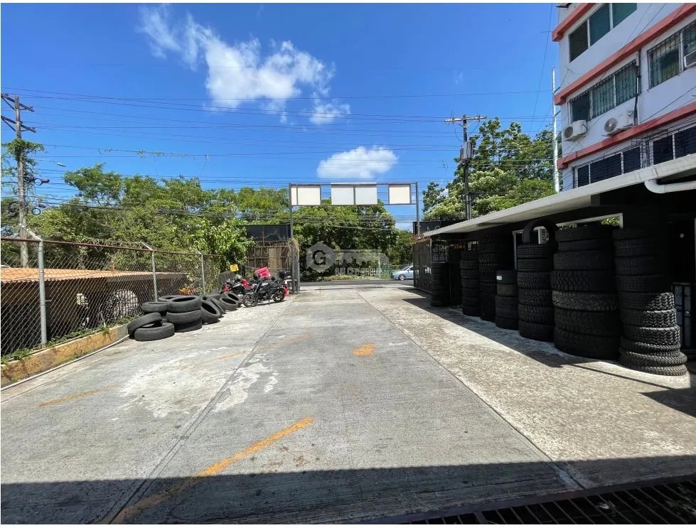 SE VENDE LOCAL COMERCIAL EN PARQUE LEFEVRE 750M 2 NIVELES CON OFICINA