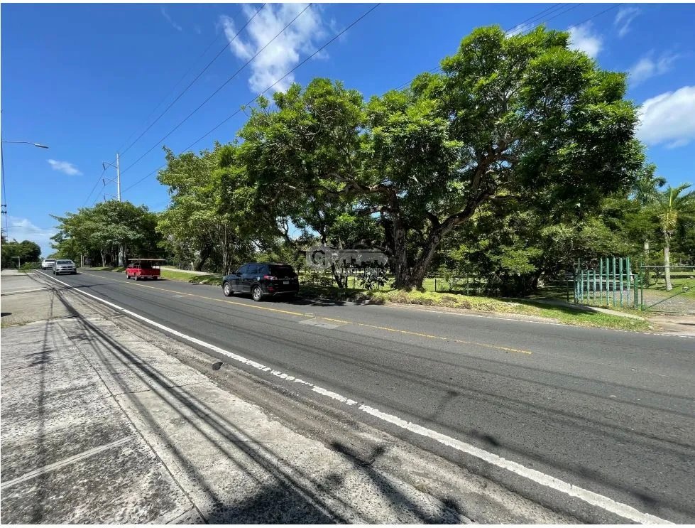 SE VENDE LOCAL COMERCIAL EN PARQUE LEFEVRE 750M 2 NIVELES CON OFICINA