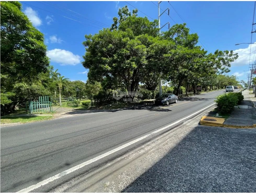 SE VENDE LOCAL COMERCIAL EN PARQUE LEFEVRE 750M 2 NIVELES CON OFICINA