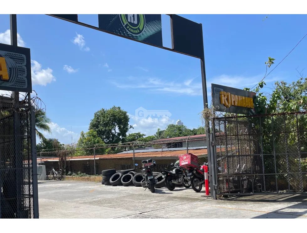 SE VENDE LOCAL COMERCIAL EN PARQUE LEFEVRE 750M 2 NIVELES CON OFICINA