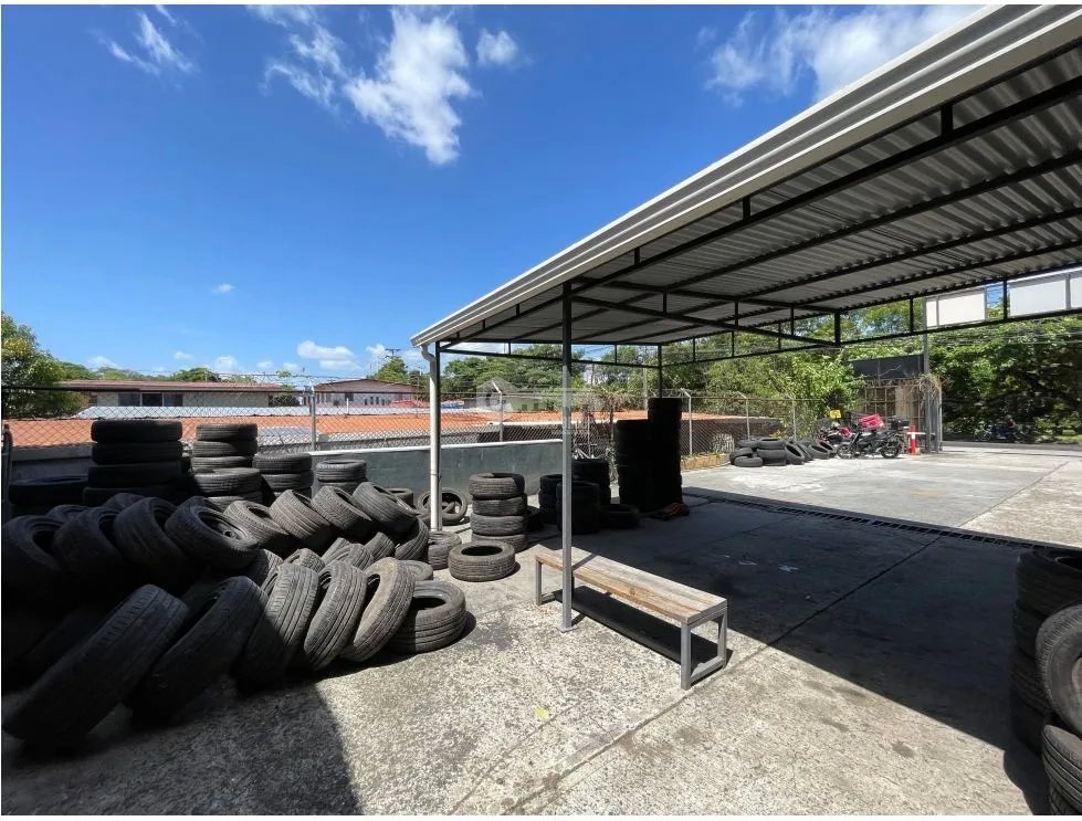SE VENDE LOCAL COMERCIAL EN PARQUE LEFEVRE 750M 2 NIVELES CON OFICINA