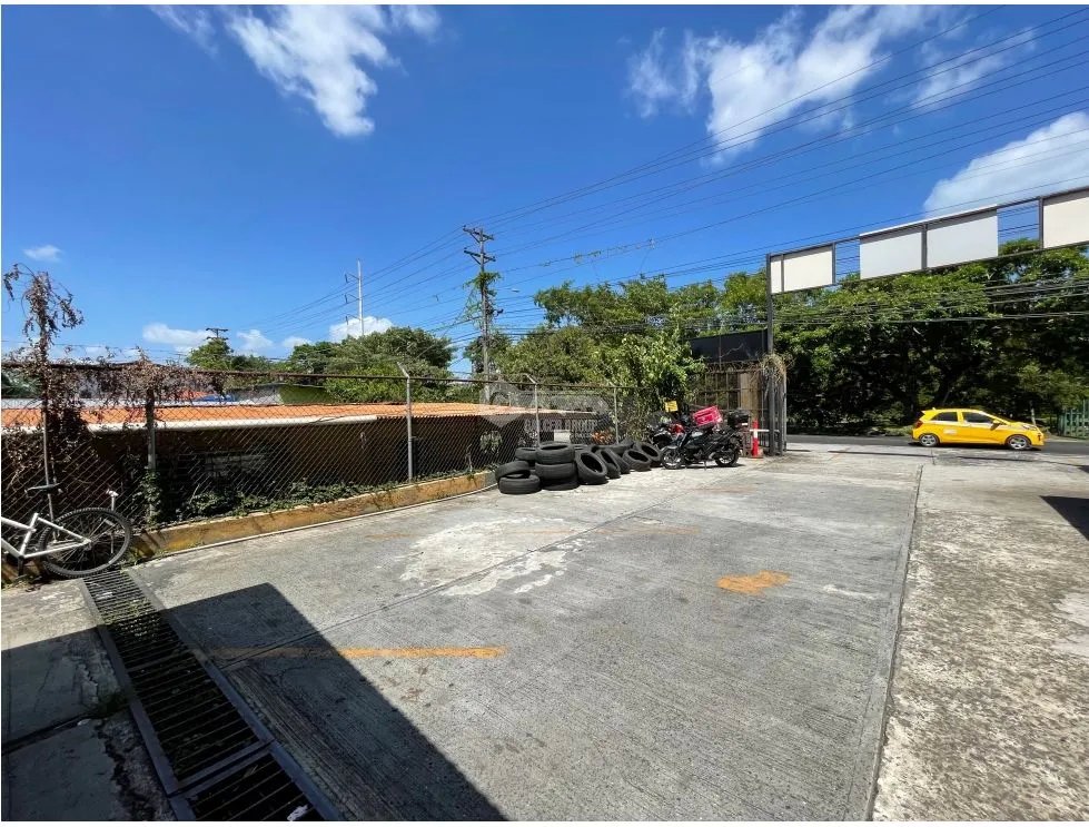 SE VENDE LOCAL COMERCIAL EN PARQUE LEFEVRE 750M 2 NIVELES CON OFICINA