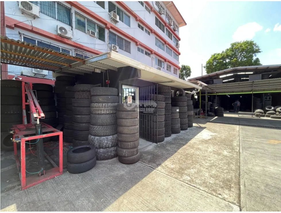 SE VENDE LOCAL COMERCIAL EN PARQUE LEFEVRE 750M 2 NIVELES CON OFICINA