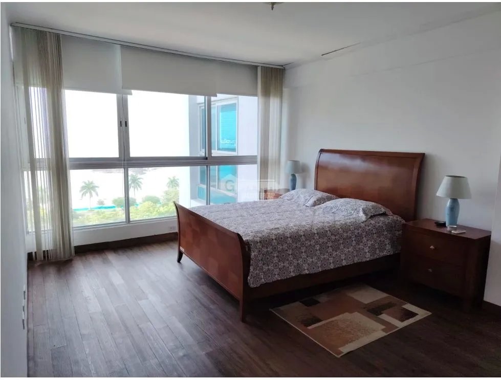 SE VENDE APARTAMENTO EN PH GRAND BAY 96 M2 CON PISCINA
