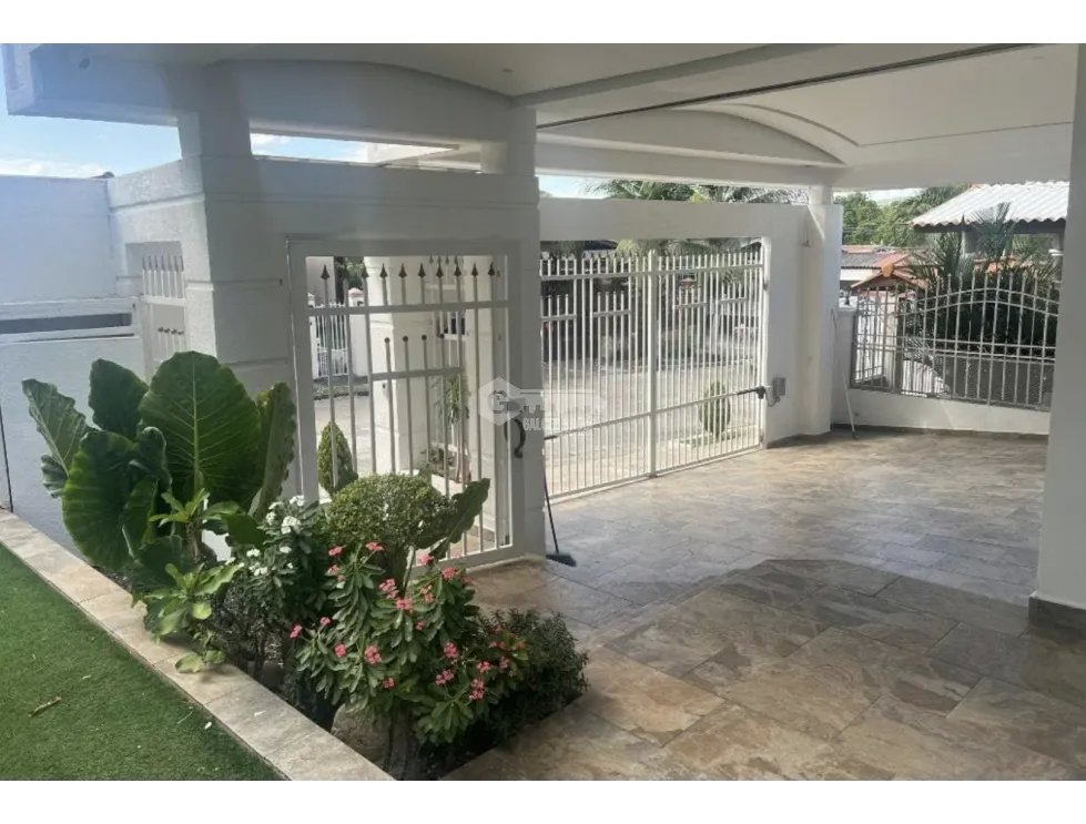 SE VENDE CASA EN BRISAS DEL GOLF 300 M2 CON HERMOSO PATIO LATERAL