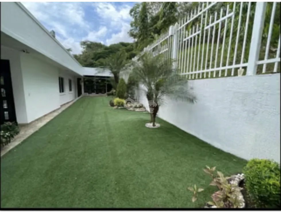 BRISAS DEL GOLF / 300 m2 / 4 HABITACIONES / 4 BAÑOS / PATIO LATERAL