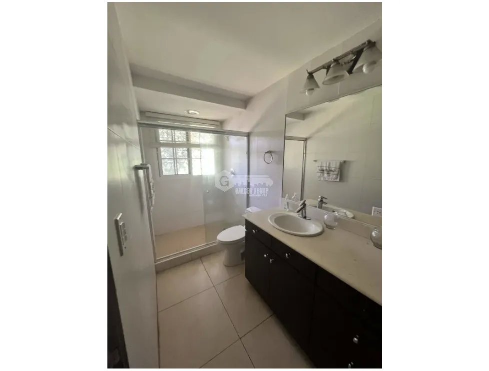 LLANOS DE CURUNDU / 300M2 / 4 HABITACION + SERVICIO / PATIO / VACIO