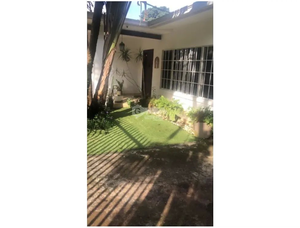 LLANOS DE CURUNDU / 300M2 / 4 HABITACION + SERVICIO / PATIO / VACIO