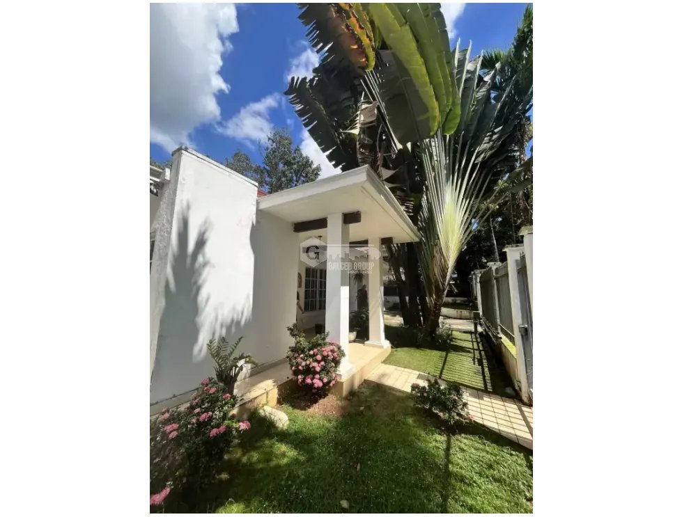LLANOS DE CURUNDU / 300M2 / 4 HABITACION + SERVICIO / PATIO / VACIO