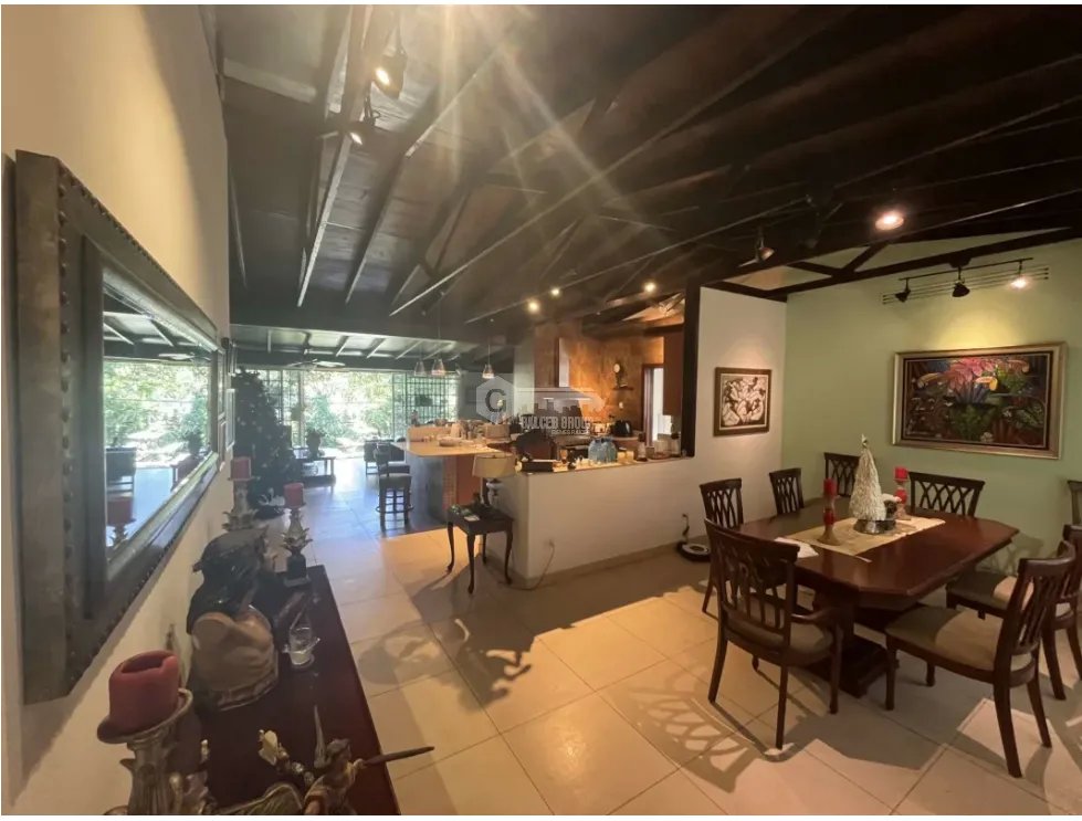 LLANOS DE CURUNDU / 300M2 / 4 HABITACION + SERVICIO / PATIO / VACIO