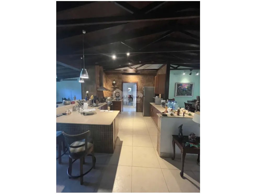 LLANOS DE CURUNDU / 300M2 / 4 HABITACION + SERVICIO / PATIO / VACIO