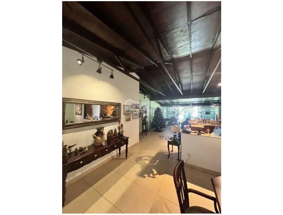 LLANOS DE CURUNDU / 300M2 / 4 HABITACION + SERVICIO / PATIO / VACIO
