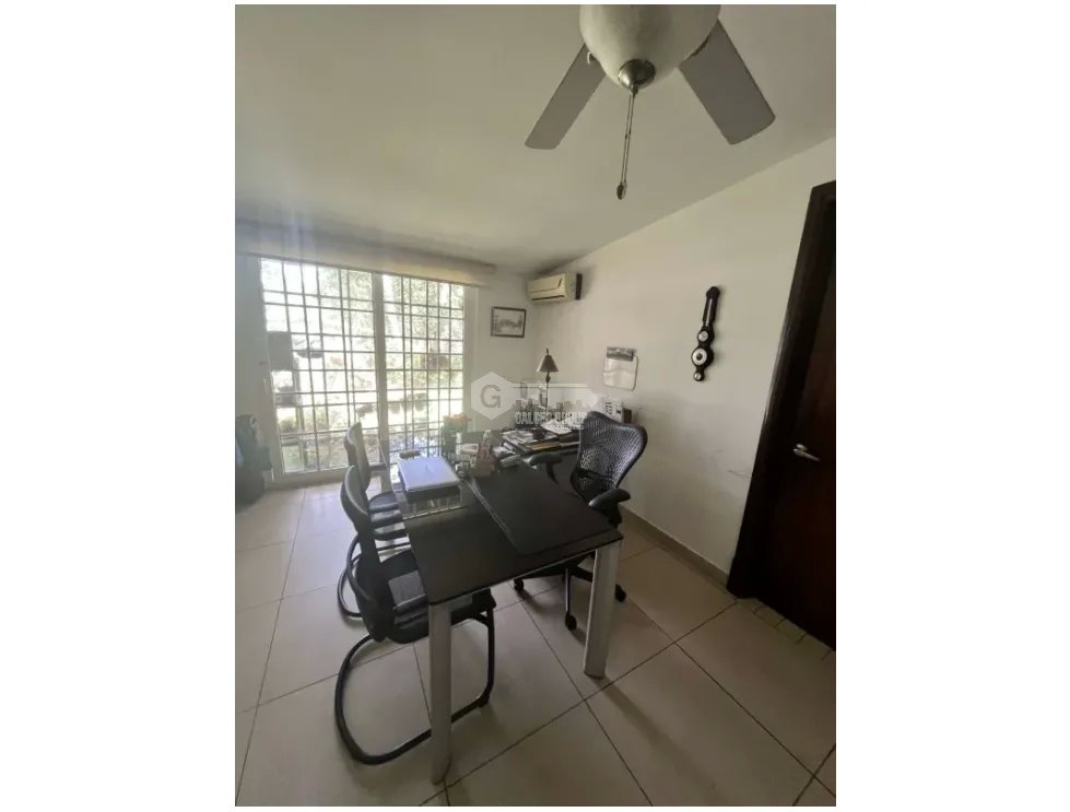 LLANOS DE CURUNDU / 300M2 / 4 HABITACION + SERVICIO / PATIO / VACIO
