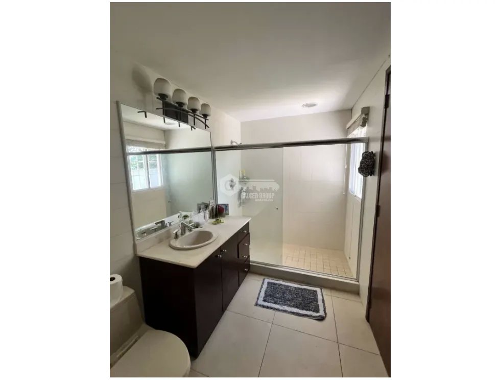 LLANOS DE CURUNDU / 300M2 / 4 HABITACION + SERVICIO / PATIO / VACIO