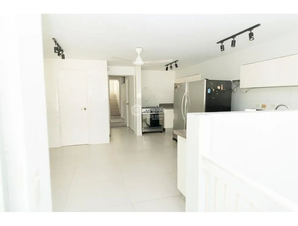SE VENDE CASA EN BETANIA DE 4 NIVELES TERRAZA CON PISCINA