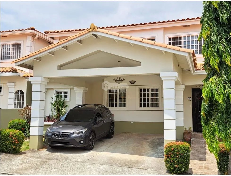 SE VENDE CASA DE 2 NIVELES EN PH BRISAS VILLAGE CON TERRAZA Y PATIO