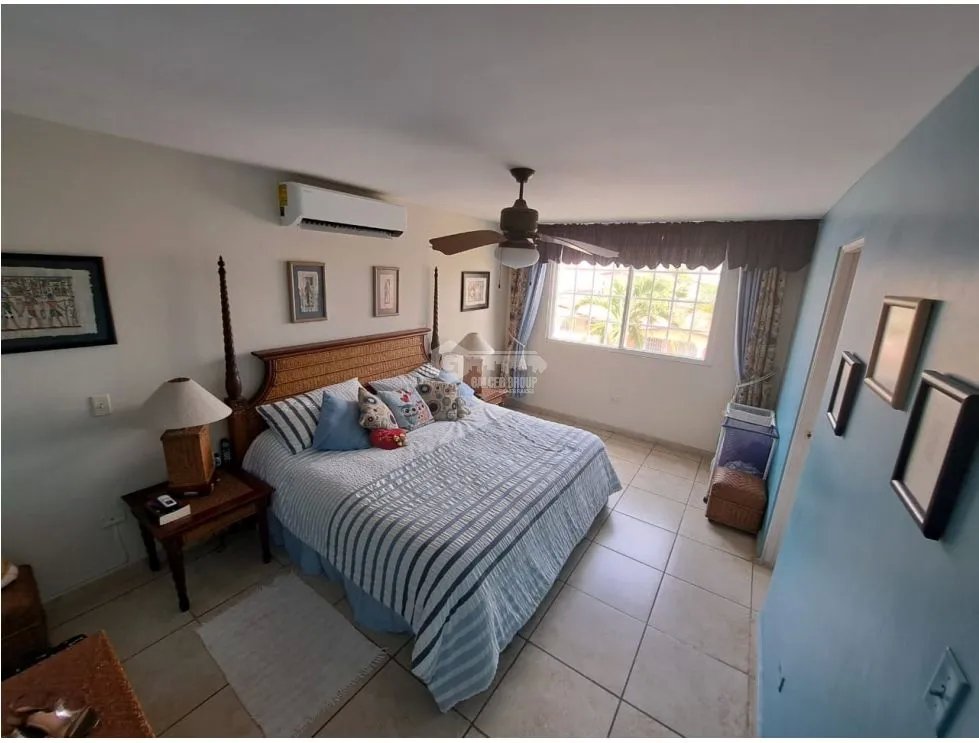 SE VENDE CASA DE 2 NIVELES EN PH BRISAS VILLAGE CON TERRAZA Y PATIO