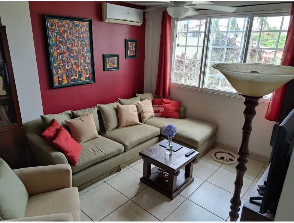 SE VENDE CASA DE 2 NIVELES EN PH BRISAS VILLAGE CON TERRAZA Y PATIO