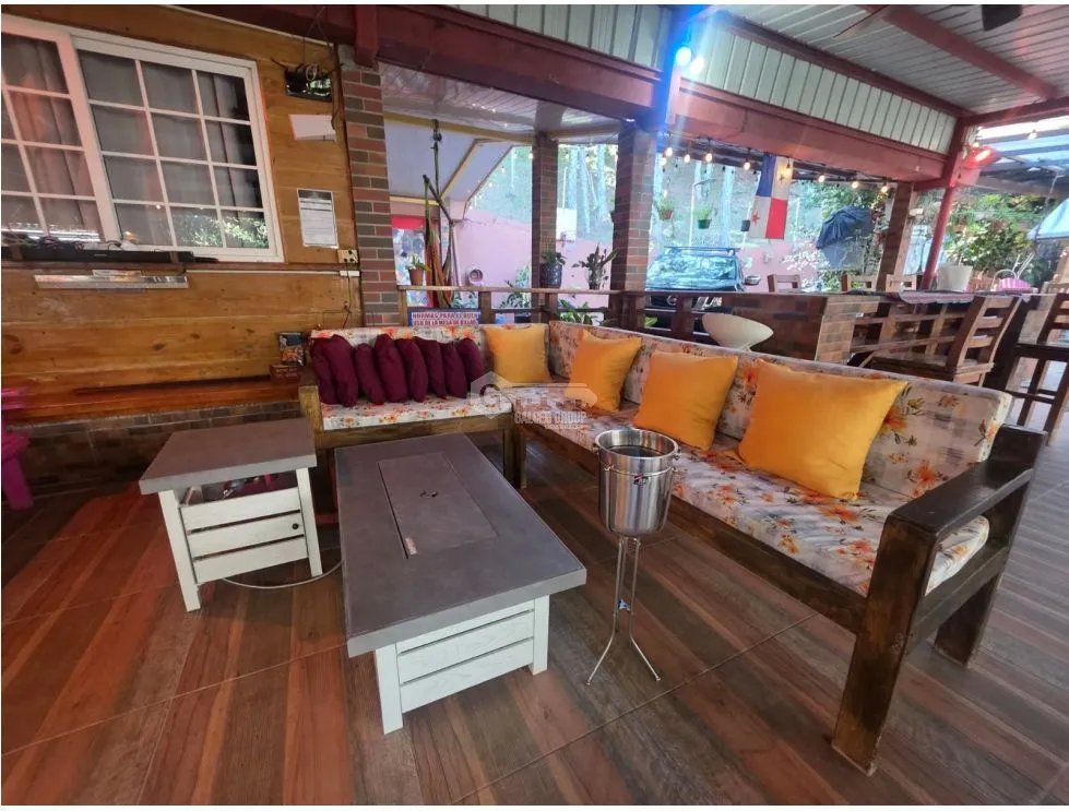 SE VENDE TERRENO CON 2 CABAÑAS Y 1 CASA EN ALTOS DE CERRO AZUL 1998M