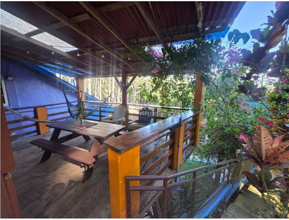 SE VENDE TERRENO CON 2 CABAÑAS Y 1 CASA EN ALTOS DE CERRO AZUL 1998M
