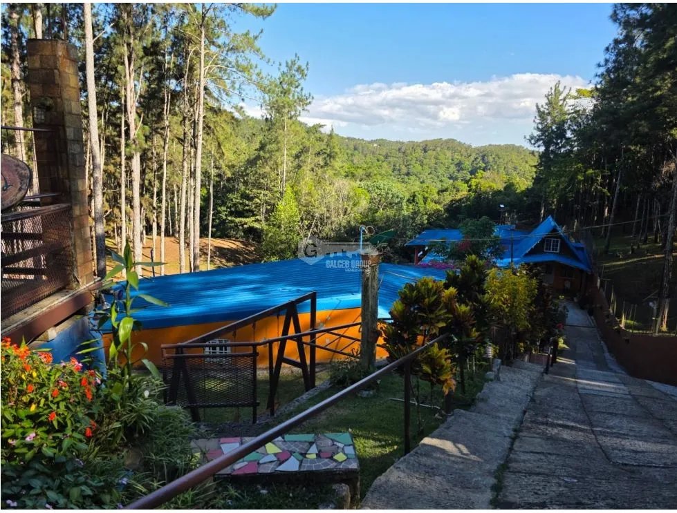 SE VENDE TERRENO CON 2 CABAÑAS Y 1 CASA EN ALTOS DE CERRO AZUL 1998M