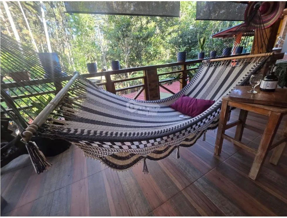 SE VENDE TERRENO CON 2 CABAÑAS Y 1 CASA EN ALTOS DE CERRO AZUL 1998M