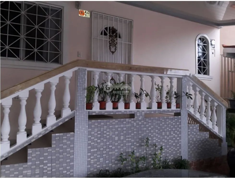 SE VENDE CASA EN LAS CUMBRES URB. SAN ANDRES FRENTE AL METRO