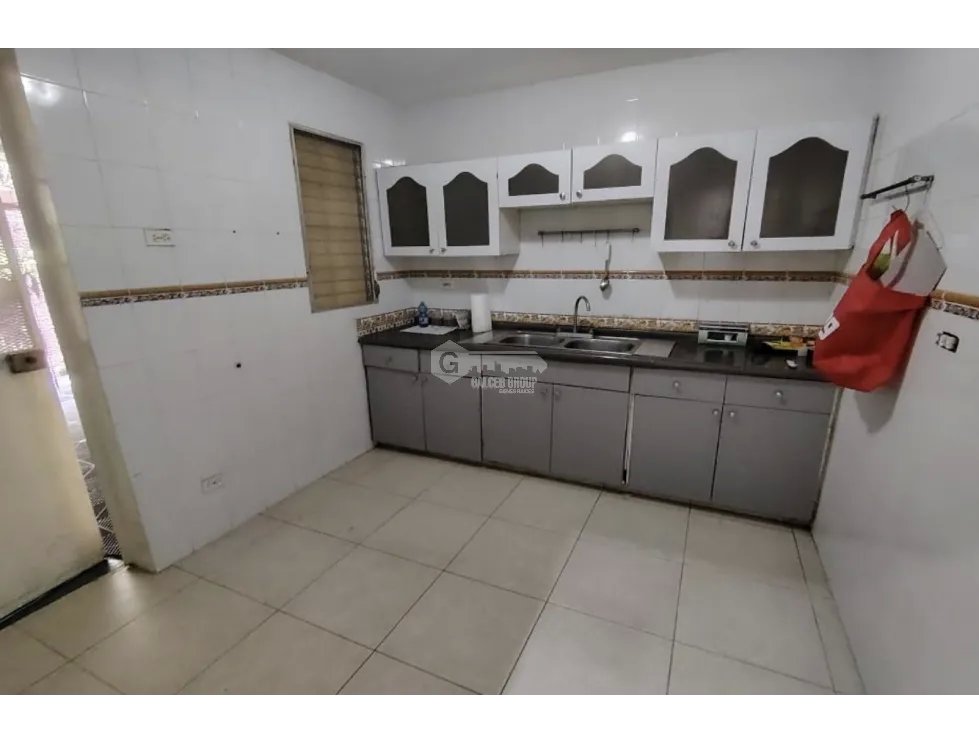 SE VENDE CASA EN LAS CUMBRES URB. SAN ANDRES FRENTE AL METRO