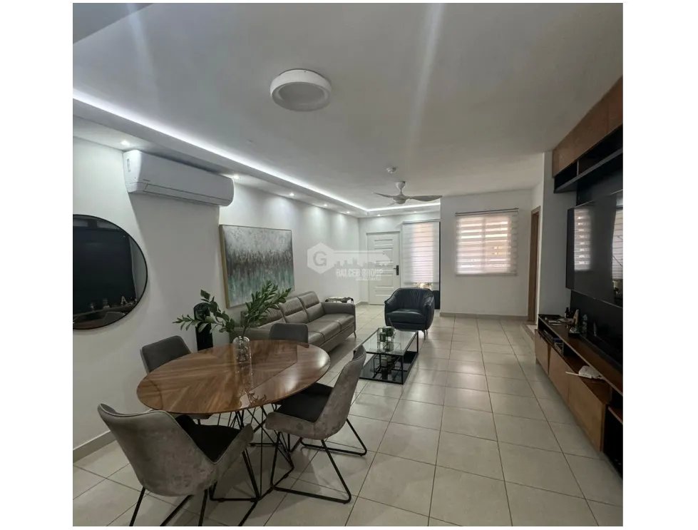 SE VENDE CASA EN BRISAS DEL GOLF PH AVENTURA DE 4 HABITACIONES Y PATIO
