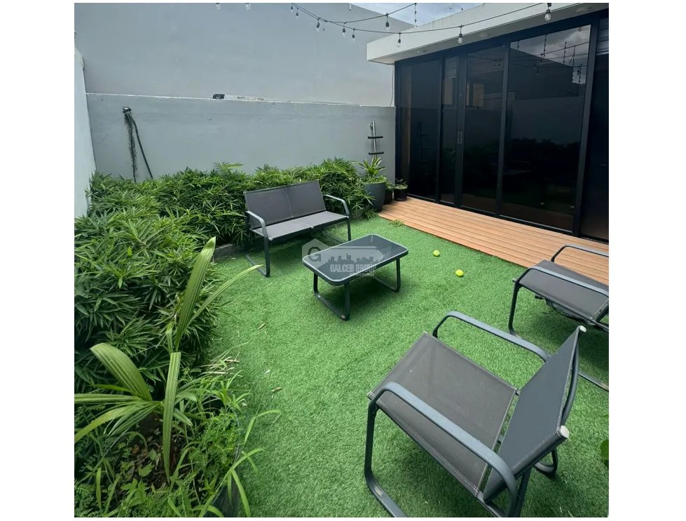 SE VENDE CASA EN BRISAS DEL GOLF PH AVENTURA DE 4 HABITACIONES Y PATIO