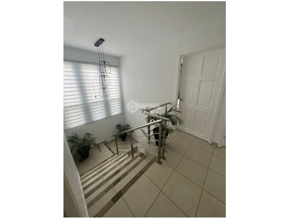 SE VENDE CASA EN BRISAS DEL GOLF PH AVENTURA DE 4 HABITACIONES Y PATIO