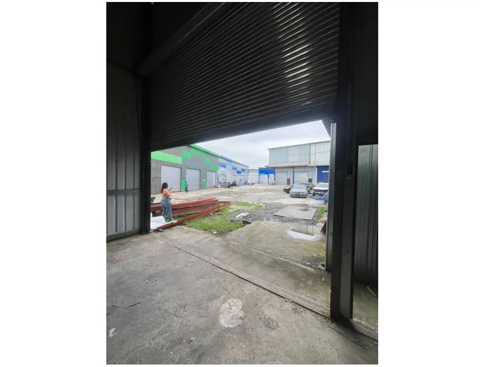 PARQUE INDUSTRIAL MAÑANITAS / 80M / 2 PARKING / ESPACIO AMPLIO